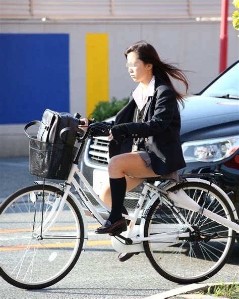 自転車盗撮|【JK自転車街撮り盗撮エロ画像】足の付根まで露出してしまう。